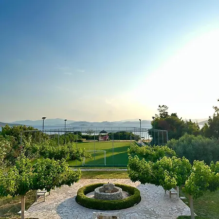 Semesterbostad Seaside With Private Football Pitch
